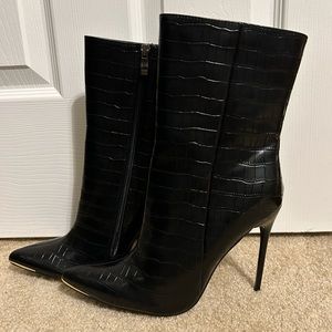 Gold toe 🤩 faux leather black croc, brand new!! NEVER BEEN WORN!!